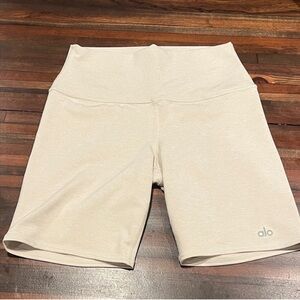 ALO Yoga Women's Soft Cream High Waist Airbrush Biker Shorts Pants~XS